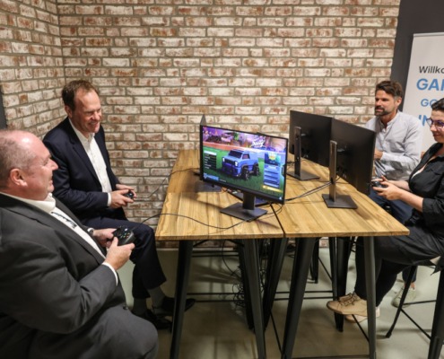 Steffi Waschk (r.) und Arne Gels (2.v.r.) mit Mitspielern bei "Rocket League"